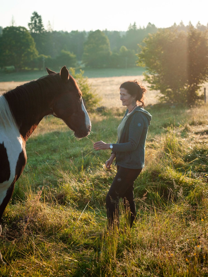 Image de Laure Hauser avec l'un de ses chevaux utilisé pour la Thérapie Avec le Cheval